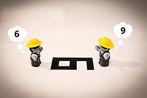 Точка зрения, зависти от вашего месторасположения по отношению к обсуждаемому предмету. Я просто выражу свою точку зрения. Так вот. Я с 21 года и до 34 лет работал в ресторанах Канады, Украины, России и расскажу вам вот какой секрет. Работа официанта не заключается в том, чтобы «донести тарелку до стола». Грамотный официант, обслуживающий одновременно по три, четыре, а иногда и по шесть столов (это от 12 до 30 гостей) – анализирует время приготовления блюд, презентацию (вид) блюда, очерёдность заказов гостями, температуру блюда при подаче, этику при подаче блюд, знание «стоп листа» (тех блюд, которые есть в меню, но, ввиду отсутствия некоторых ингредиентов, не могут быть приготовлены в данный момент) и ещё много других вещей. Я уже не говорю о том, что во многих ресторанах, допуском к столу является сдача теста на предмет знаний всего меню и алкогольной (барной) карты! Я прошёл путь от помощника повара до управляющего рестораном, работал сомелье (почти, но, далеко не официант) и знаю, насколько тяжёлым и кропотливым является труд официанта. Я уже молчу о том, что то, что для нас всех является праздниками, для официантов, как для лошади свадьба – вся голова в цветах, а жопа в мыле! Поэтому, когда я вижу старания обслуживающего персонала, будь-то официант, таксист или горничная, я всегда отблагодарю «чаевыми». Конечно же, процент будет зависеть от того, насколько мне понравился сервис. Те, кто говорят «найдите другую работу, если не нравится» - а вам-то работа всем по душе? И проктологом и ассенизатором тоже!? Действительно, работа в обслуживающем персонале не должна быть целью в карьере и это должен быть перманентный заработок, именно поэтому я поддерживаю тех молодых людей, которые не просто «отбывают своё время на работе», а трудолюбиво доказывают, что «вынос тарелки до  стола» может быть и неким искусством. Мне интересно, те люди, которые купили билеты на Баскова или Филю за условные пять-шесть тысяч рублей, а потом несут на концерт букет за тысячу – не думают «какого хрена я ещё ему что-то должен!?». А те кто твердит, что никогда не оставляет благодарность официантам, но продолжает ходить в ресторан – может КФС или Макдональдс ваш формат? Там не надо ничего оставлять.