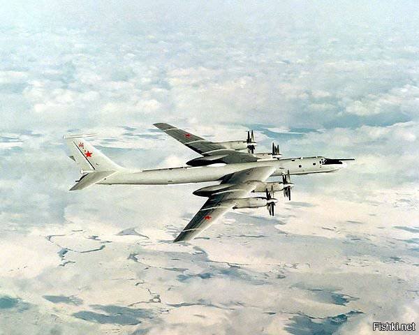 Добавлю.
Для особых случаев в составе авиации Военно-Морского Флота имеется специальная техника: самолеты-ретрансляторы Ту-142МР «Орел» (по классификации НАТО Bear-J) - составная часть резервной системы управления морскими ядерными силами.
Созданный в конце 1970-х годов на базе противолодочного самолета Ту-142 (который, в свою очередь, является модификацией стратегического бомбардировщика Т-95), «Орел» отличается от прародителя отсутствием поисковой аппаратуры – взамен на месте первого грузового отсека находится бобина с буксируемой 8600-метровой антенной ОНЧ-радиопередатчика «Фрегат». Помимо сверхдлинноволновой станции, на борту Ту-142МР имеется комплекс аппаратуры связи для работы в обычных диапазонах радиоволн (при этом самолет способен исполнять функции мощного КВ-ретранслятора даже без подъема в воздух).
Известно, что по состоянию на начало 2000-х годов несколько машин данного типа все еще числились в составе 3-ей эскадрильи 568-го гв. смешанного авиаполка авиации Тихоокеанского флота. 

Разумеется, использование самолетов-ретрансляторов есть не более чем вынужденная (резервная) полумера – в случае реального конфликта Ту-142МР может быть легко перехвачен вражеской авиацией, кроме того, кружащий в определенном квадрате самолет демаскирует подводный ракетоносец и явственно указывает противнику положение субмарины.

Морякам требовалось исключительно надежное средство для своевременного доведения приказов военно-политического руководства страны до командиров атомных подводных лодок, находящихся на боевом патрулировании в любом уголке Мирового океана. В отличие от сверхдлинных волн, проникающих в толщу воды всего на пару десятков метров, новая система связи должна обеспечить надежный прием экстренных сообщений на глубинах 100 и более метров.