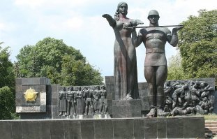 Забыл в основной пост добавить фото Монумента Славы.
Вот оно. К сожалению, сегодня с третьей попытки снесли стелу Монумента Славы в честь погибших в Великой Отечественной войне советских воинов.

Стела была снесена в ночь на воскресенье, при этом предыдущие две попытки оказались неудачными. В ближайшие дни рабочие собираются разбивать бетонную конструкцию.

Еще в 2017 году власти Львова собрались снести памятник, однако выяснилось, что по закону о «декоммунизации» мемориал не является символикой коммунистического режима и он не подлежит обязательному уничтожению. В итоге мэрия Львова признала монумент аварийным, а замглавы Андрей Москаленко заявил, что части памятника могут отправить как экспонаты в местный «музей террора».

17 декабря 2018 года рабочие приступили к демонтажу конструкции гранитного пилона Монумента Славы – тогда демонтировали часть тридцатиметровой конструкции.

На демонтаж памятника местный бюджет потратил почти 20 тыс. долларов.