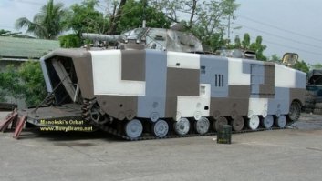 Понятно, что проект дебильный. Причём Николаю Тряпкину говорили об этом, но, очарованный тем, как представленная Лебеденкой моделька ловко перебирается через книги, разбросанные по ковру, император наплевал на мнение скептиков и распорядился о выделении средств.
Я бы только не называл статью "Самый ... в мире". В мире были и более экзотические конструкции. Немецкая Крыса, например, или американский Крайслер. Итальянцы тоже отличались креативностью. И индусы...