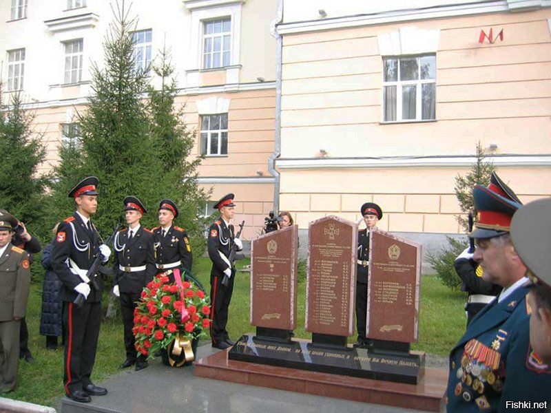 Памятник погибшим в бою суворовцам.