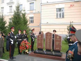 Памятник погибшим в бою суворовцам.