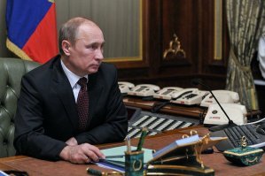 Самый главный стол не показали) перед телефонами какие-то кнопки.. наверное каждая кнопка своя секретарша?))