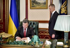 Насколько понимаю, здесь на сайте украинцев много, вот вам вашего держите!)) Тоже секратерш много! А вот телефонов меньше.. только с Лексусом и Вованом видать) Ещё такое подозрение, что мебель они в одном магазине покупают!