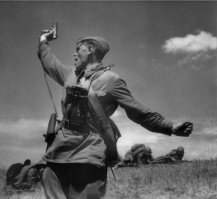 Есть такой человек (историком я его не назову, да он им и не является)
Артём Драбкин

он делает (вернее уже устал делать, 18 лет этим занимается) он делает хорошее дело, он собирает и публикует интервью с ветеранами ВОВ
при чем с фрицами то же, у них то же брал интервью.

НО.... даже не знаю как сказать, есть один момент!

он по паре тысяч человек, которых опросил (ну остальные уже умерли) делает вывод обо всех, кто служил в Красной Армии!

по его словам, 99% тех кто служил в Красной Армии, это колченогие крестьяне с 3 классами образования, которые никогда в жизни паровоза не видели, и если им дать винтовку Токарева (СВТ), то они себе в ногу выстрелят от безмоглия...

это почти дословная цитата!

но с другой стороны, я вижу, что он "не дрочит на фашистов" ну не преклоняется перед ними, он очень корректный, но время от времени в нем прорывается презрение к фашистам, но и о наших людях он то же говорит с презрением.

я не понимаю этого момента, и не знаю, ну... получилось ли мне вам донести, что я имел в виду 

чтоб было понятнее, сами посмотрите видео Артёма Драбкина ну и тогда поймете, что меня насторожило...
да даже не насторожило, я просто не понимаю этот момент!

---------

а по поводу поста, вот в этой фотке все сказано, о нашем народе и наших воинах (кто не знает, этот человек погиб в бою через 5 минут, после того, как сделали фотку, и еще если кто не в курсе... какие бы не были крутые фрицы, но МЫ ПРАЗДНОВАЛИ ПОБЕДУ В БЕРЛИНЕ, а не наоборот, и соотношение БОЕВЫХ потерь было 1 к 1.3 (в пользу фрицев), никакого "трупами завалили" не было!!!)