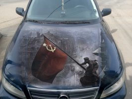 Изображения на капотах