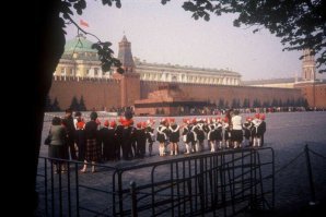 Фото попадаются интересные, но подписи частенько ... эээ ... идиотские. В частности "Пионеры на Красной площади готовятся к параду". Для начала - это октябрята и по возрасту и по отсутствию галстуков (увеличите и приглядитесь). Далее никто на площади парад школьников отрабатывать не будет, для этого школьные дворы есть. И уж если будет "генеральная репетиция" то народу на площади будет много, много больше.
Я бы предположил либо школьную экскурсию либо торжественный прием в пионеры на красной площади. Я помню, у нас в школе был ажиотаж - собирали группу октябрят для приема в пионеры на Дворцовой площади. Понятное дело - самых отличников и активистов. Остальные им завидовали... Эххх...