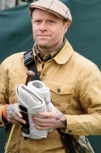 А вот и причина...

"Оказывается, всего несколько дней назад Кит выставил на продажу свой любимый дом в графстве Эссекс. Пойти на этот шаг его вынудил развод с женой. Как пишет британский таблоид The Sun, именно расставание с супругой, моделью и диджеем из Японии Маюми Каи, могло стать истинной причиной самоубийства вокалиста группы The Prodigy.
По словам источников, Флинт впал в депрессию после разрыва с Маюми и, возможно, снова начал принимать наркотики. Ранее он признался, что много лет боролся с алкогольной и наркотической зависимостями, а также с депрессией. При этом Флинт не раз повторял, что именно супруга спасла его.
Вчера утром Маюми была в Японии, когда медики обнаружили тело Кита. Флинт только несколько недель назад вернулся из тура по Австралии, поэтому в последние месяцы они редко виделись. Также известно, что на выходных он участвовал в забеге на пять километров Chelmsford Central Parkrun, где поставил личный рекорд. Он занимался с личным тренером каждый день. Друзья говорили, что музыкант был в отличной форме."