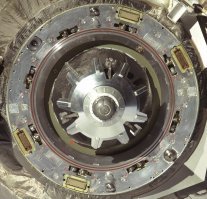 А где Маск взял чертежи стыковочного узла? На торрентах скачал? На примере Маска мы видим, как гос программа НАСА перевела деньги в частный карман, сократив вложения на космическую программу на 76%, уволив 100 тыс специалистов по смежным отраслям)) Вива Маск!!