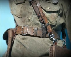 Потому что на левом боку советские офицеры носили полевую сумку. А кавалеристы к тому же и шашку. Это регламентировалось соответствующими приказами МО СССР.