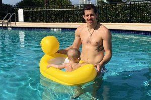 Дрыщ?? Вы серьезно? Это более чем нормалное соотношение роста/веса для человека, который ведет активный образ жизни и занимается спортом. Судя по всему для Вас дрыщ тот, у кого  нету пивного живота и лишнего жира.
Пожалуйста пример:
Кирилл Капризов
Хоккеист
Российский хоккеист, нападающий клуба Континентальной хоккейной лиги ЦСКА. Воспитанник новокузнецкого хоккея. На драфте НХЛ 2015 года был выбран клубом «Миннесота Уайлд» в пятом раунде под общим 135-м номером. Чемпион зимних Олимпийских игр 2018 года. 
Родился: 26 апреля 1997 г. (возраст 21 год), Новокузнецк
Рост: 1,8 м
Вес: 88 кг

При этом если видели Кирилла вживую он очень плотно сложен, крепыш такой, остальные хоккеисты с его ростом смотрятся худее

Еще пример:
Евгений Малкин, хоккеист
86 кг при 1,91 (!) - а он крепкий и здоровый как бык

Никита Кучеров, хоккеист
77 кг при 1,83 - и это лучший бомбардир в НХЛ в этом сезоне (на данный момент)