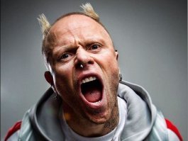 Флинт был классическим британским бунтарём. И кстати во многом копировал образ Джони Роттена (особенно "позднего" образца 90х). Был таким брейкбит-панком. Жаль что не вывез. Группа конечно и без него сможет работать, но он был её лицом. А Prodigy в 90х очень удачно зашли. Это было ново, интересно плюс ломаный ритм. Мы с друзьями тогда слушали гранж и металл в основном и "туц туц" за музыку вообще не считали, но Prodigy это была "правильная электроника".