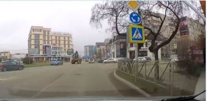 х.з. конечно, после просмотра считал виноватым фокуса, но блин разве автор по правилам пдд не обязан уступить тем кто движется по кольцу?