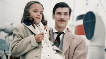 Степист Аркадий Насыров в роли молодого Беглова. Родился 2 июня 1959 года. Окончил Государственное училище циркового и эстрадного искусства (1983). В 1984-1986 годы работал в джаз-оркестре п/у А. Кролла
В кино впервые снялся в роли молодого чечеточника Беглова в фильме Карена Шахназарова "Зимний вечер в Гаграх"
