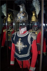 Очередной авторский вы...р про мушкетеров. Всё валится автором в кучу. Первая рота при Людовике Тринадцатом называлась мушкетёрской. И вторая тоже была мушкетёрской. Только, благодаря Дюма, её теперь именуют гвардейцами кардинала. Потому что Людовик хотел, чтобы его первого министра охраняли так же хорошо, как и лично его. Обе роты были дворянскими. В первой роте служили исключительно выходцы из Гаскони и Беарна - земляки Генриха IV и Людовика. Во вторую роту набирали дворян из остальных земель. После смерти Ришелье вторую роту распустили. Первую же, оставили. При Людовике Четырнадцатом вторую роту восстановили. Теперь обе роты охраняли только короля.
Обе роты были уникальными. Обе ИМЕЛИ по два знамени: пехотное и кавалерийский штандарт. Потому что были универсальными: пехотинцами и кавалеристами. Дело в том, что при кавалерийском вооружении и экипировке: карабин, пистолеты, шпаги. кавалерийский доспех - они выступали под кавалерийским штандартом. При пехотном снаряжении: мушкет, шпага, ливрея - они были пехотинцами.
Да, на некоторое время роты расформировывали. Но потом снова восстанавливали. Или пусть автор объяснит фото из парижского Музея Армии. Ибо, самом деле, обе роты окончательно были расформированы в 1815 году Людовиком Восемнадцатым...
Хотите знать про мушкетеров - читайте на русском книгу Птифиса "Истинный д’Артаньян". Автор работал с документами той эпохи. Ну или хоть тут. Тоже автор из-за бугра...