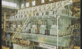 многие современные нефтеналивные танкеры на подобном и сейчас бороздят..вид топлива-сырая нефть.
рабочие обороты - 50-60 в минуту, максимальные 120-180. рабочие обьёмы измеряются кубометрами.
у этого RTA96-C:
 имеет мощность более 100 тысяч л.с. Его объем   25480 литров.
Расход топлива составляет 13000 литров в час (39 баррелей нефти в час). Сила крутящего момента 7603850 Н.м. при 102 об/мин. Коленчатый вал весит 300 тонн.