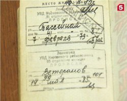 Замечательное место, очень вкусные пирожки, ассортимент огромен. И с мясом, капустой, рисом, луком, селедкой, печенью, яйцом, рыбой, ... ой, и не перечислить. Чистенько, аккуратненько, хоть и антураж советский. Даже бомжи заходят, интеллигентные, помытые, о Шопенгауэре рассуждают. Муська, неотлучный артефакт (на фото), чуть не стала жертвой крашенной сучки из ревизорра. Квадратура то, маленькая там, метров 60. За то рядом сетевухи Мама Рома, Пивной Финиганс,  китайская сушарня и бандитский ЧеДор. Я бы на месте Беглова, в очередной раз пропиарился бы "спасая" пирожковую. Еще на углу Некрасова и Восстания была пельменная. Её закрыли, но не обидно. Как в 80х пельмехи были говно, так и до последних дней качество не менялось.За то скатерти и барная стойка были. А тут все поддерживается на высоком уровне. Будет очень обидно,  если "торгашня" выживет пирожковую из этого дома. 
ПыСы
Кстати, Цой и вправду жил в этом доме одно время, только со стороны Бассейной.