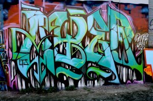 Это - граффити! Какие-то талантливы, какие-то - не очень! Предлагаю разграничить граффити и "срафферти" - за первое - поощрять, а за второе, наказывать, как за вандализм!
Пример "срафферти":