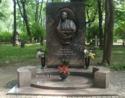 Похоронен на Литераторских мостках Волковского кладбища в Санкт-Петербурге.