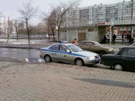 Ага, иди оштрафуй. Полицаи их этой машины ушли в универсам затариваться перед праздником.