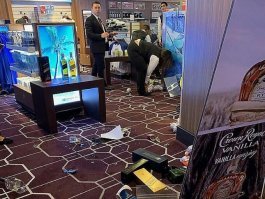 Мне кажется, мужик в галстуке даже обрадовался.....