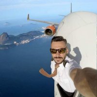 Словил момент: пилот истребителя посмотрел в объектив фотографа на нереальной скорости