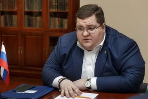 Никто не знал фамилий Гейтс или Цукерберг, а вот Дженнер крайне известная фамилия. И её родители еще 12 лет запустили проект "Семейство Кардашьян". Т.е. 12 лет назад Америка хотела просто смотреть как они живут! Кайли было в то время 8 лет.
Расскажите про мега успешного и умного Игоря Чайку - он гений по зарабатыванию бабла.