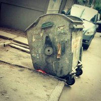 Под мусоркой пламя адово разгорается?