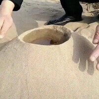 мы так в детстве на пляже делали сифачку лежа на животе)