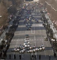 Да, пусть с президента США берет пример.  Он-бы и в город не влез.