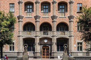 А это гостиница "Октябрь" в Луганске. На стенах выложен из двух оттенков кирпича
