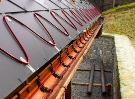 Лучший способ борьбы с сосульками – сделать так, чтобы их не было. На помощь приходят технологии подогрева крыши. По краю крыши прокладывается термокабель, который нагревается с помощью электричества. Данная система вполне доступна и в наших широтах – и технологически, и по цене.