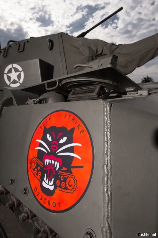 Hellcat - ведьма или адский кот? 
Для того, чтобы докопаться до истины, давайте проведём исследование.
Этап первый - перевод.
Вводим в Google Translate - hellcat.
Получаем перевод - ведьма.
Вводим - ведьма.
Первый перевод - witch, но если посмотреть ниже, то там можно встретить и hellcat.По результатам первого этапа счет 1:0 в пользу ведьмы.
Балл ведьма получает с натяжкой. Грубо говоря, hellcat - это никнейм. Обратите внимание на формирование ников у многих пользователей. Можно ли к ним применять автоматические переводчики?
 
Этап второй - кто дал прозвище?
Такую погремушку танк получил от своего создателя - Бьюика. Он прозвал его за высокую скорость передвижения - вплоть до 90 км/ч.
Согласно Википедии, других уточнений нет. Так что Бьюик имел ввиду?
С одной стороны - кошки очень быстрые животные, среднестатистическая котяра может развивать скорость до 14 м/с, что составляет примерно 50 км/ч.
С другой стороны - ведьма на метле так же объект весьма скоростной. Я так и не смог найти достоверную инфу в интернете о скорости перемещения ведьмы на метле. Кто знает, с какой скоростью летает ведьма?
Во многих источниках ведьминский полёт сравнивают с невероятной или со скоростью ветра. По шкале Бофорта, ветер может развивать скорость от менее 2-5 км/ч до 90 км\ч (шторм) и более 117 км\ч (ураган). Так что, не имея четкого понятия о том, с какой скоростью летает на метле ведьма, но зная, что это перемещение в пространстве происходит так же очень быстро - Бьюик мог иметь ввиду и её тоже.
Результат второго этапа - 1:1, но в общем 2:1 всё еще в пользу ведьмы.

Этап третий - правописание
Почему прозвище танка пишется в одно слово? Логичнее было бы, если речь идёт о коте, написать в два слова - hell cat. В этом нет ничего страшного. Hellcat - пусть и жаргонное слово, но всё же обозначает ведьму в таком написании.
Результат третьего этапа - 3:1 в пользу ведьмы.
Опять же достаточно спорный балл, отданный ведьме - из-за особенностей английского языка и любви тех же американцев комбинировать некоторые слова в одно. 

Этап четвёртый - мнение общественности
Этому источнику доверять конечно можно, но не стоит, ибо очень похоже на помощь зала в небезызвестной теле передаче.
Голосование на официальном форуме. Итак, согласно многочисленным голосованиям, проведённым в интернете - большинство считает, что Hellcat - это всё же "адский кот".
Результат четвёртого этапа - счет  3:2, по прежнему лидирует ведьма.

Этап пятый - история
Самолёты, производства американской авиакомпании Грумман (Grumman), имели следующие названия: Wildcat, Hellcat, Tigercat, Bearcat, Tomcat - все котэ. Немецкие танки того времени так же назывались в честь животных: Panther, Jaguar, Tiger.
С другой стороны американцы любили называть танки в честь своих же генералов: Lee, Sherman, Jackson, Stuart, Chaffee, Walker, Pershing, Patton, Abrams. Непонятно, как в эту компанию мог попасть "адский кот" или "ведьма".
В википедии, в английской версии статьи про Hellcat, написано следующее (вольный перевод):
Над дизайном M18 работала студия Харли Эрла из компании Бьюик, подразделения Дженерал Моторс, эта же команда так же работала над ранней краской для камуфляжа. Даже логотип Hellcat'а на переднем углу танка и нашивки, которые носила команда, были так же спроектированы командой Эрла. Окруженный словами "Найти, Ударить, Уничтожить", логотип изображает дикую кошку, перекусывающую сломанные гусенницы, означающий миссию Хеллкета, которая заключается в выцеливании (поиске) вражеских танков.
Вот и сам логотип:
Результат пятого этапа - 3:3, счет сравнялся!

Этап шестой - аналогии
До сих пор остаётся загадкой, когда именно танк получил своё прозвище. Работа над ним началась в 1942 году, а в производство он пошел с 1943 года.
В 1944 году, компания Marvel выпускает на свет серию комиксов, главным героем которых является девушка - Петси Вокер (Patsy Walker, Patsy - сокращение от Patricia /Патриция/) по прозвищу Hellcat. На всех постерах и снимках девушка представлена в костюме кошки, но никак не ведьмы:
Характерные кошачьи черты: маска с ушами, хвост, когти, ну и конечно же - женщина, которых часто сравнивают с кошками. На ведьму она точно не похожа. Как она связана с танком, спросите вы? Очень просто - одной культурой, эпохой и написанием.
Американцы очень часто комбинируют слово hell с другими словами. Не до конца понятно, зачем именно они это делают, возможно для придания слову большей жестокости. Примерами могут быть:
Hellhound - адская собака, адская гончая, дьявольский пёс ада, наиболее известный, вероятно, адский пес это Цербер;
Hellspawn - более мрачная серия комиксов про Спауна;
Hellfire - (буквальный перевод - адское пламя) американская ракета класса «воздух-земля».
Возвращаясь к самолётам, модель F4F Wildcat (дикая кошка, не поспоришь), была в своё время заменена на F6F Hellcat. Что подсказывает Вам логика? Что после дикой кошки идёт ведьма или всё же адская кошка? Мне кажется ответ очевиден.
Вот как изображают F6F Hellcat на некоторых рисунках американские авторы:
            Upd: благодаря пользователю ВК, Сергею, который оставил комментарий под постом о Хеллкете, можно провести еще одну аналогию. Перед вами логотип звукозаписывающей студии Hellcat Records, что вы на нём видите?

Итак, учитывая последний, шестой этап расследования, итоговый счет составил - 4:3 в пользу адской кошки (кота).
 
M18 Hellcat - правильный перевод (значение) - адская кошка.
Хочешь поспорить? Приводи свои доводы в комментариях.