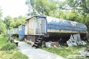 Сотрудники обанкротившегося завода в Омске много лет живут в бочках вместо квартир.
Постепенно временное жилье превратилось в постоянное, хотя жить в нем практически невозможно - из-за электрического отопления зимой в бочках температура не поднимается выше 15 градусов, зато летом они нагреваются до +45 градусов.

В 2010 году, после того, как стихийному поселку отключили горячую и холодную воду, жители обратились в СМИ. О "поселке Диогенов" писала, в частности, "Российская газета", рассказывал Первый канал. Однако спустя четыре года шесть металлических цистерн по-прежнему остаются на своем месте на улице Седова. Их жители не могут даже претендовать на адрес или прописку - муниципальные органы еще в 2010 году заявили, что не будут регистрировать такое жилье