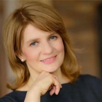 В России тоже имеются свои ИТ-леди, ничем не хуже забугорных. Вот Наталья Касперская, умница и красавица. Ее рыночная стоимость - 270 миллионов баксов.

Прошлым летом писали про ее выступление на ИТ-конференции. Мадам ратует за полную цифрулизацию российской экономики. Все в России должно быть цифрулизовано, и чем быстрее, тем лучше. Ну и искусственный интеллект, это тоже нужно и важно. Вот он, выход для России - цифрулизация и искусственный интеллект. Только так Россия может догнать и обогнать Кремниевую долину.