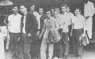 Этим парням еще расскажи... 15 зэков из Нерюнгринского ИВС, 19 августа 90года совершили полет в Пакистан, захватив Ту-154 с пассажирами. В итоге 11 угонщиков с заложниками (мужчинами), оказались в аэропорту Карачи, где тут же были взяты под стражу. Освободили по амнистии через 8,5 лет только 8 человек. Тюрьмы Азии отличаются от российских, где кандалы снимают сразу после этапирования и есть нормы содержания арестантов. Пользуясь нашей непонятной системой заключения, не стоит забывать о том, что можно очутиться где нибудь в Азии, что не гарантирует вам то, что вы будете живы после отсидки...