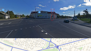 Да, поглядел панорамы этой площади. И правда <span style='color:gray'>[мат]</span> какой то с пешим светофором и знаками. Особенно много вызывает вопросов пеший светофор, который я красным обвел.. для кого он, учитывая то, что для поворачивающего авто - правый светофор стоит.. а левый - хз пойми для чего воткнут.