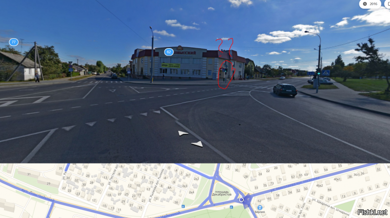 Да, поглядел панорамы этой площади. И правда <span style='color:gray'>[мат]</span> какой то с пешим светофором и знаками. Особенно много вызывает вопросов пеший светофор, который я красным обвел.. для кого он, учитывая то, что для поворачивающего авто - правый светофор стоит.. а левый - хз пойми для чего воткнут.