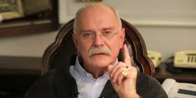 У чувака и сейчас крепостные есть.Ибиегомать.