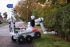 В том-то и цимес - сделать ИМЕННО ЧЕЛОВЕКОПОДОБНОГО робота. А с колёсами роботы и сейчас бегают, даже по поверхности других планет.