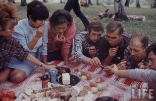 Фото из журнала Life, американский фотограф сфоткал . Обрезали немного , т.к. на нем не только девушки