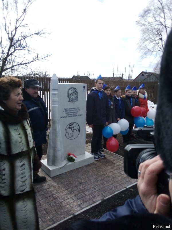 На родине Юрия Алексеевича Гагарина, в деревне Клушино, сегодня местные чиновники открыли мемориальную плиту. Слева от плиты, на фото, одноклассник первого космонавта.