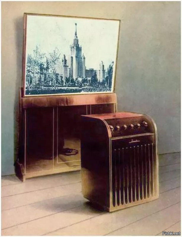 1957 год. Проекционный телевизор "Москва" с диагональю экрана 150 см.