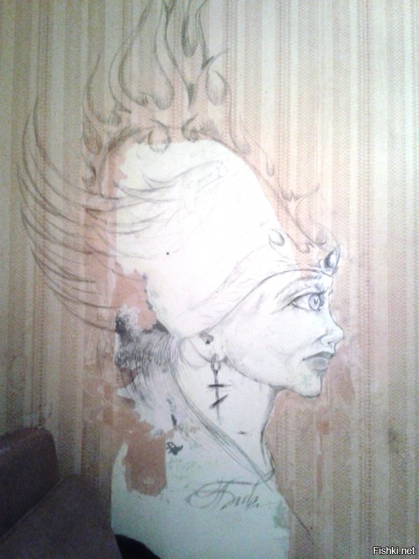 Художница рисует на обшарпанных стенах то, что подсказывает ей мозг