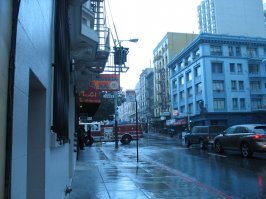 провода - да, СФ чуть ли не единственный город США с троллейбусами. Добавить необычного для нас - можно, сказав о гидрантах. Их МНОГО. И не только на каждом углу, но, скажем, у входа в гостиницу - штук десять. Трамвай - тот, где люди снаружи висят - необычный, а кабельный - под землёй тянется трос, а трамвай цепляется за него и едет. В самом трамвае мотора нет.
Ну и да, народ там бывает весьма колоритный.