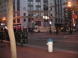 провода - да, СФ чуть ли не единственный город США с троллейбусами. Добавить необычного для нас - можно, сказав о гидрантах. Их МНОГО. И не только на каждом углу, но, скажем, у входа в гостиницу - штук десять. Трамвай - тот, где люди снаружи висят - необычный, а кабельный - под землёй тянется трос, а трамвай цепляется за него и едет. В самом трамвае мотора нет.
Ну и да, народ там бывает весьма колоритный.