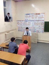 Сразу видно, что парень на подоконнике отличник. К землетрясению, пожару и наводнению готов, а в случае урагана просто спрыгнет.