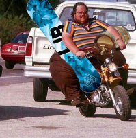 Пьяный старый беременный ребенок едет на мотоцикле кататься на сноуборде.