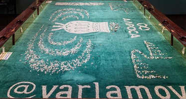 Ну, про Мирный уже тысячи раз писали, ну то не ладно. Однако, чтоб вот так, крупным шрифтом выкладывать алмазами свою фамилию.... Простите великодушно, но это либо верх нарциссизма, либо я даже определение цензурное подобрать не могу. Простите, не воспитан, манерам не обучен... Что примечательно, Алроса шрифтом поменьше, а  СОБАКАВАРЛАМОВ покрупнее.