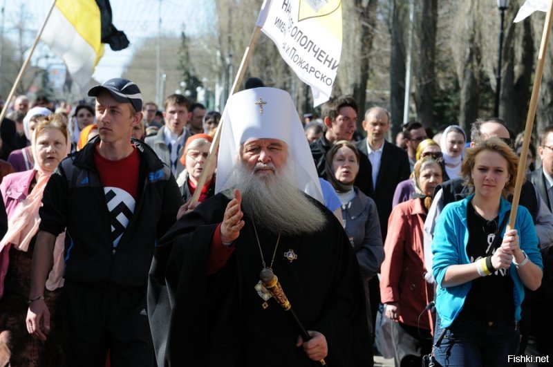 Может ты у себя дома сам будешь решать, где шкаф стоит, а где кресло и кто твоя жена, а? Вот и я за это тоже. Но и сам того же в ответ хочу.

А насчет зигующих....
Ну вот тебе фоточки бревна в твоем глазу.
Да, тут намешано всего. В том числе и Паша Губарев, кстати. Ну так и ты ж все в кучу лепишь.